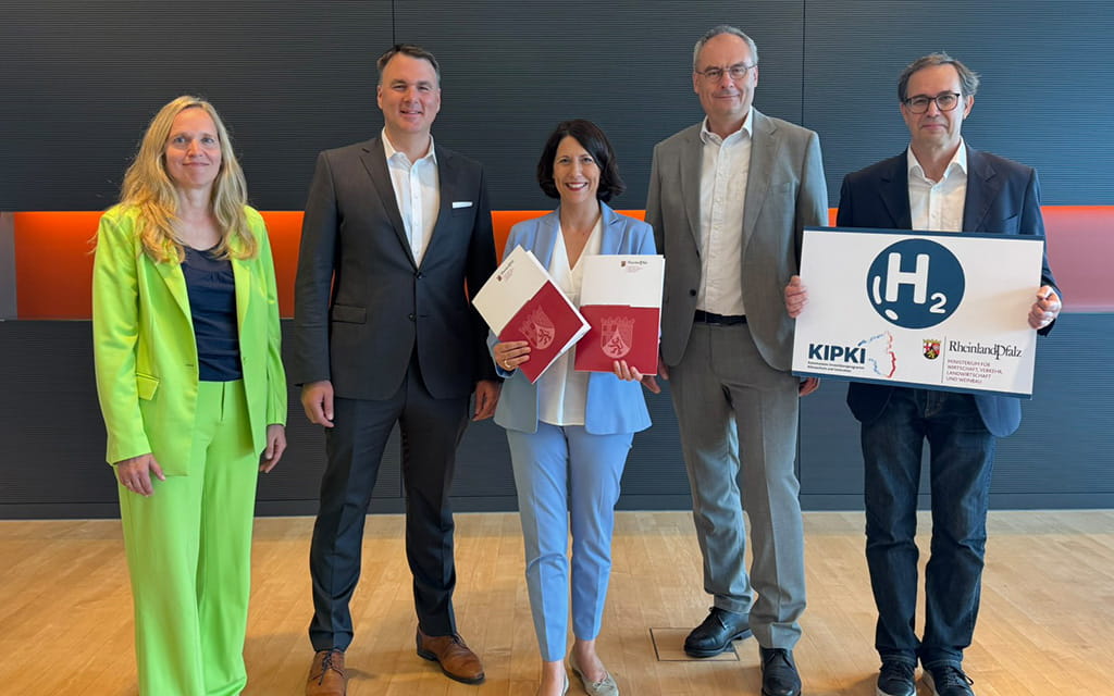 Übergabe des H2-Bescheides von Ministerin Schmitt